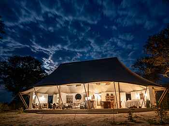 Chisa Busanga Camp: Hauptbereich am Abend Chisa Busanga Camp: Hauptbereich am Abend