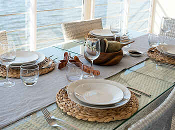 Chobe Princess: Gedeckter Tisch für das Dinner Chobe Princess: Gedeckter Tisch für das Dinner