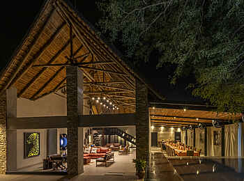 Chobe River Lodge: Blick in die Lounge und Speisebereich