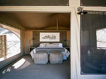 Hoanib Valley Camp: Blick ins Gästezelt Hoanib Valley Camp: Blick ins Gästezelt