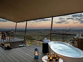Lemala Mpingo Ridge Lodge: Veranda mit freistehender Badewanne Lemala Mpingo Ridge Lodge: Veranda mit freistehender Badewanne