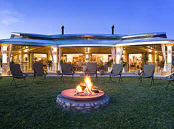 Mushara Outpost: Campfeuer vor dem Hauptgebäude