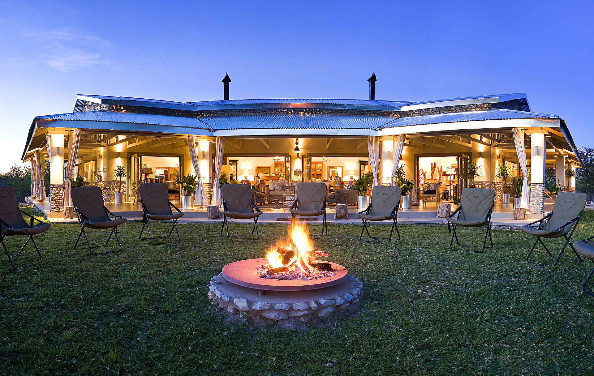 Mushara Outpost: Campfeuer vor dem Hauptgebäude