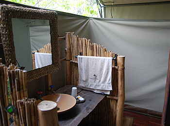 Nanzhila Plains Safari Camp: Bad in einem Gästezelt Nanzhila Plains Safari Camp: Bad in einem Gästezelt
