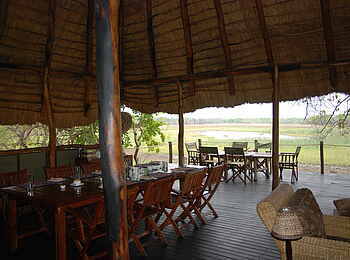 Nanzhila Plains Safari Camp: Esstisch im Hauptgebäude Nanzhila Plains Safari Camp: Esstisch im Hauptgebäude