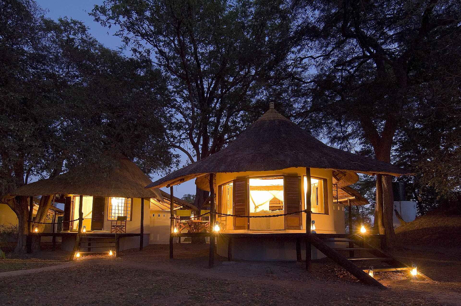 Camp, Gästechalet, Luangwa River, Nsefu Camp, Robin Pope Safaris, RPS, South Luangwa National Park, Abend, Chalets, Rondaviel, afrikarma, afrikarma.de, Robin Pope
