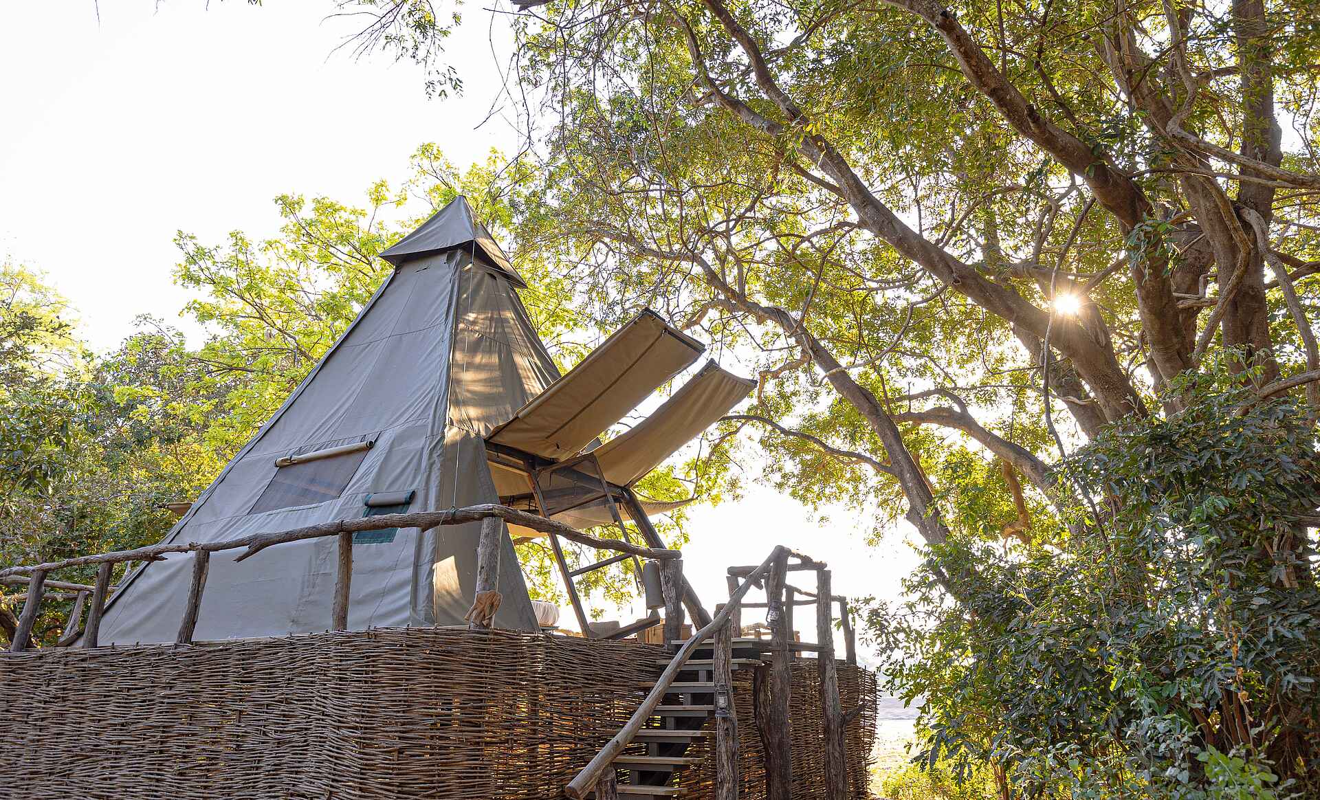Shawa Luangwa Camp: Außenansicht des Gästezelts