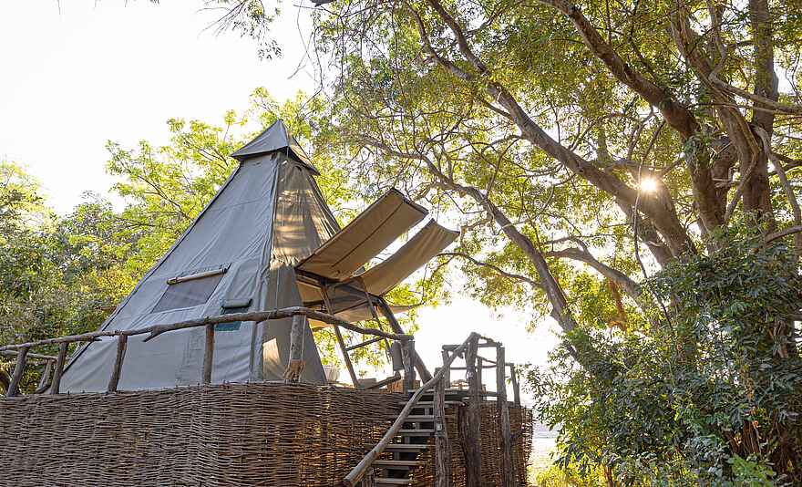 Shawa Luangwa Camp: Außenansicht des Gästezelts Shawa Luangwa Camp: Außenansicht des Gästezelts