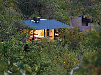 The Outpost: Blick aus den Bäumen auf zwei Suiten