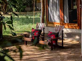 Time + Tide Chongwe Camp: Stühle vor dem Gästezelt