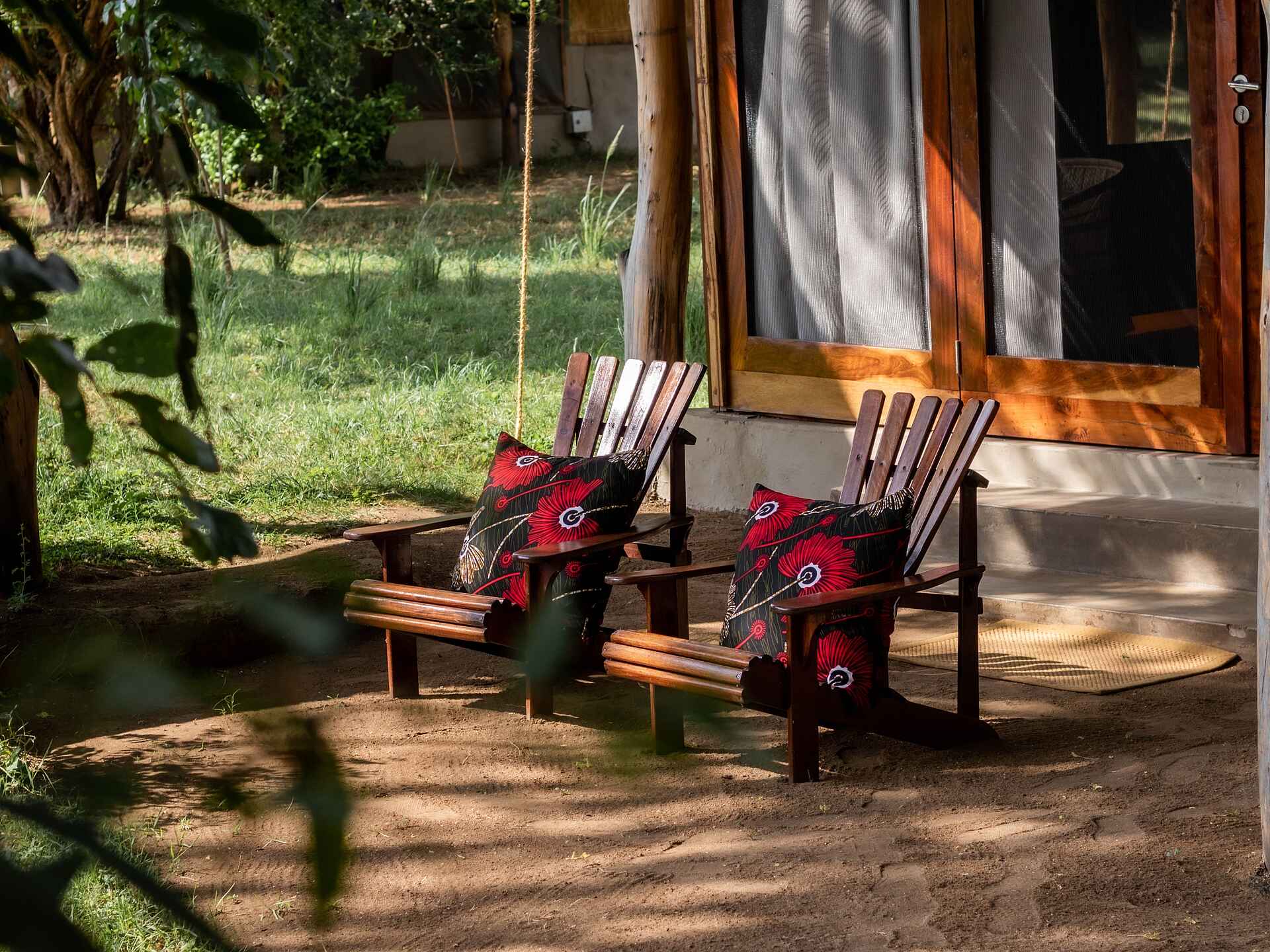 Time + Tide Chongwe Camp: Stühle vor dem Gästezelt