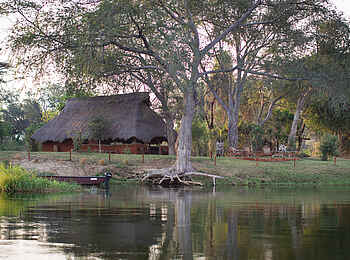 Tsika Island Canoeing Camp: Hauptgebäude und Feuerplatz Tsika Island Canoeing Camp: Hauptgebäude und Feuerplatz