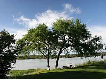 Waterberry Lodge: Bank am Ufer