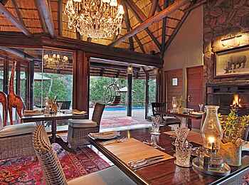 Camp Ndlovu: Zum Dinner eingedeckt Camp Ndlovu: Zum Dinner eingedeckt
