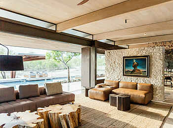 Cheetah Plains Mapogo House: Lounge mit offener Fassade Cheetah Plains Mapogo House: Lounge mit offener Fassade