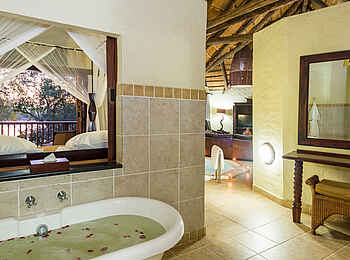 David Livingstone Safari Lodge: Jaccuzzi und Badewanne auf dem Zimmer David Livingstone Safari Lodge: Jaccuzzi und Badewanne auf dem Zimmer
