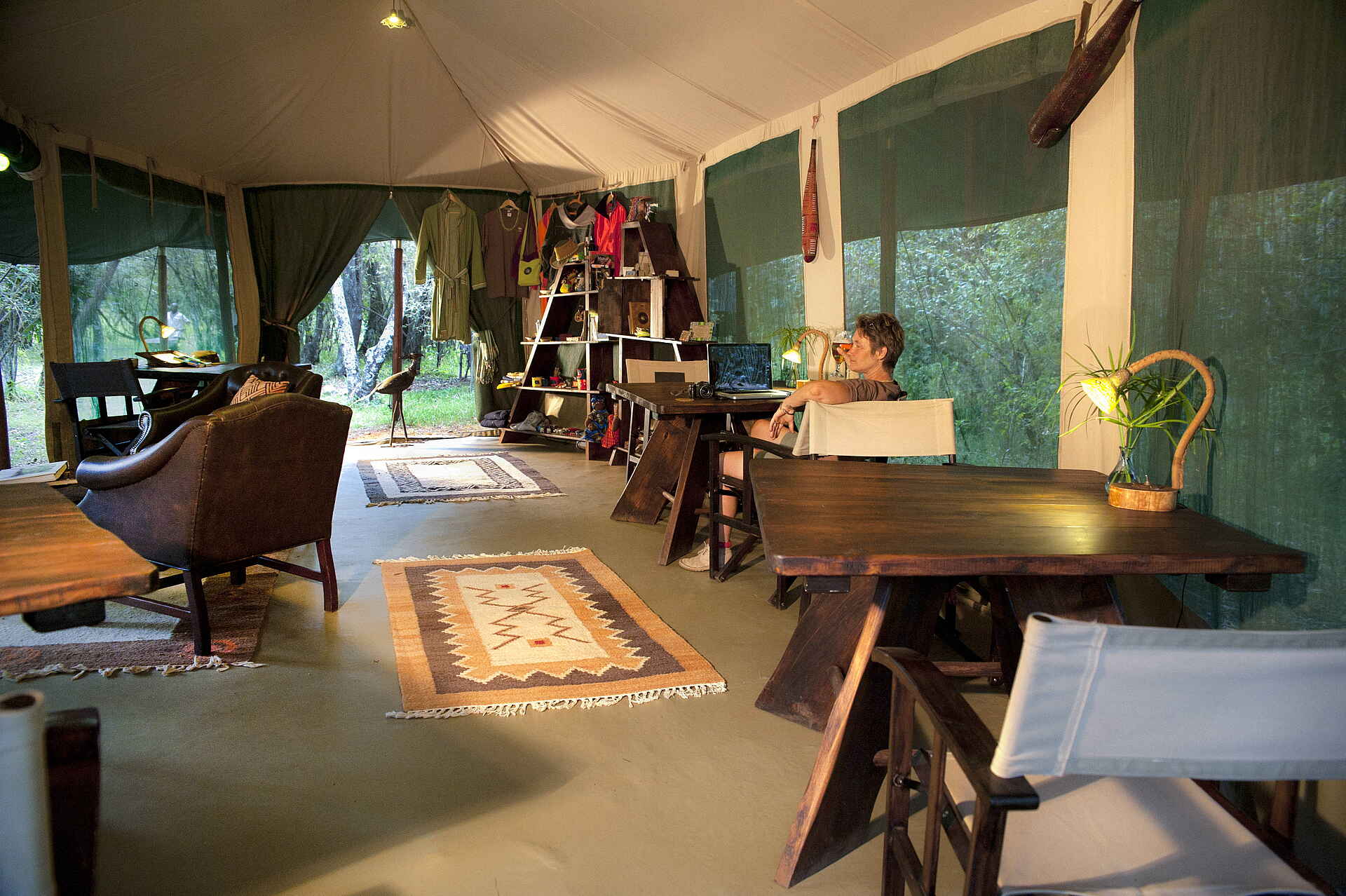 Afrikarma, Bush, Bushcamp, Camp, Game Drive, Kenia, Kenya, Lodge, Maasai, Mara, Masai Mara, Pirschfahrt, Safari, Hauptzelt, Lounge, Teppich, Afrikarma Safaris, Afrikarma Safaris - Wildnis. Hautnah., Afrikarma.de