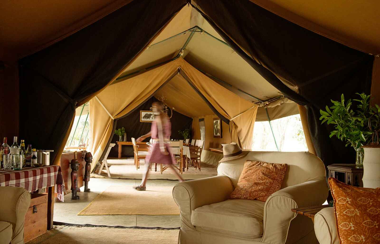 Serian Nkorombo: Essenszelt mit Lounge Serian Nkorombo: Essenszelt mit Lounge