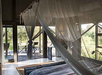 Simbavati River Lodge: Schlafzimmer mit gemütlichem Bett