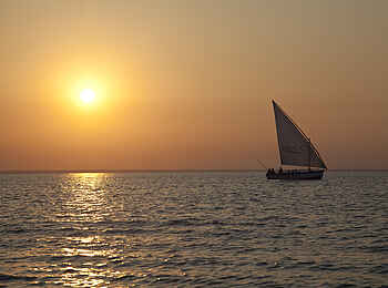 Azura Benguerra Island: Dhow im Sonnenuntergang Azura Benguerra Island: Dhow im Sonnenuntergang