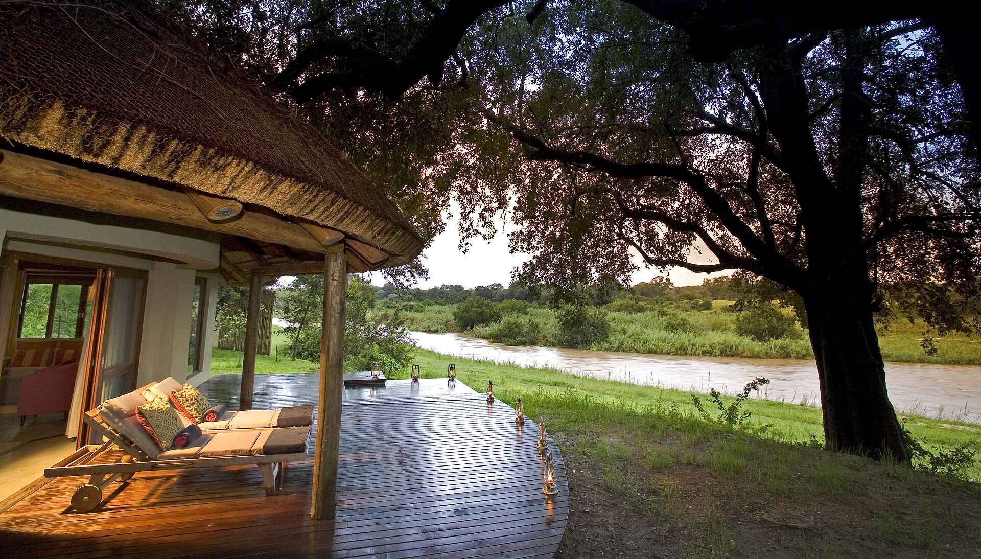 Dulini Private Game Reserve, Dulini River Lodge, Kruger National Park, Mabrak River, Sabi Sands Game Reserve, Südafrika, Fluss, Flussufer, Liegestühle, Privat, Suite, Terrasse, Afrikarma, Afrikarma Safaris, Afrikarma Safaris – Wildnis. Hautnah., afrikarma.de, Sand River