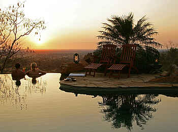 Elsa's Kopje: Sundowner im Pool Elsa's Kopje: Sundowner im Pool