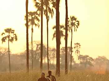 Ikuka Safari Camp: Guides begleiten eine Walking Safari