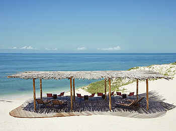 Kisawa Sanctuary: Überdachte Lounge am Strand