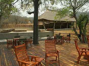 Leopard Lodge: Blick vom Deck zur Boma und zum Hauptgebäude