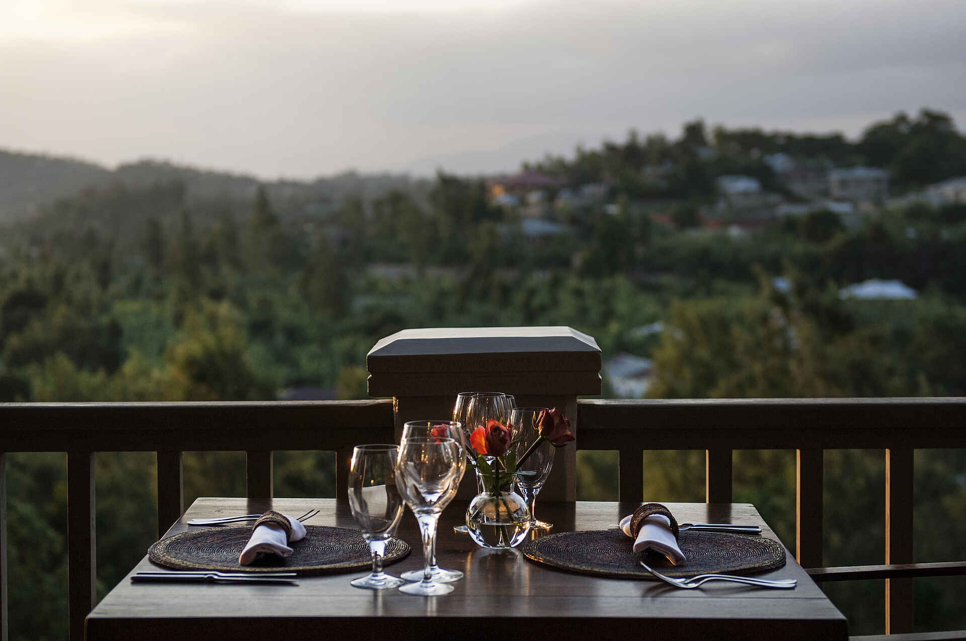 Machweo Wellness Retreat: Tischgedeck mit Ausblick machweo wellness retreat, arusha, arusha nationalpark, axel janssens, janssens, ausblick in die natur, restaurant, tischgedeck, afrikarma, afrikarma safaris, afrikarma safaris - wildnis. hautnah., afrikarma.de