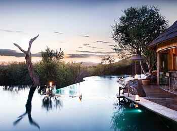 Molori Safari Lodge: Pooldeck der Main Lodge bei Sonnenuntergang