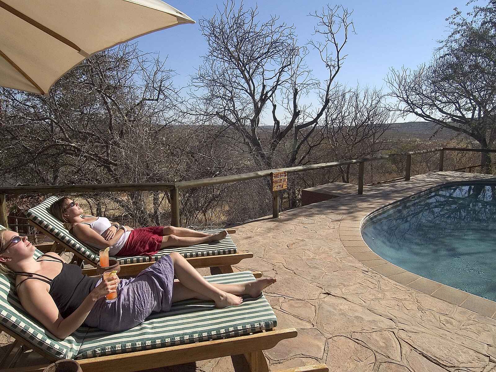 Ongava Lodge: Sonnenbad am Pool Ongava Lodge: Sonnenbad am Pool