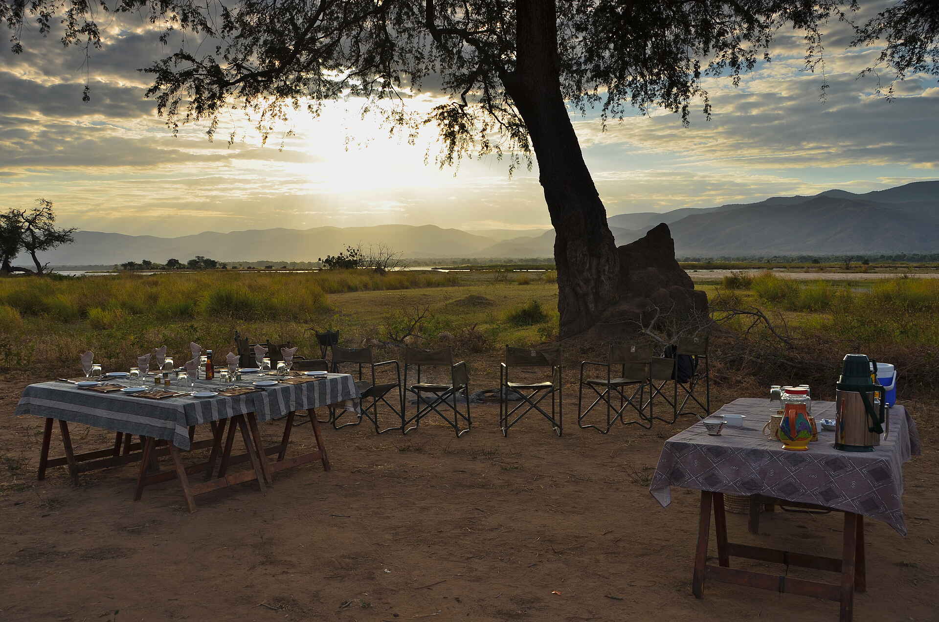 Ruwesi Canoe Trail: Früh morgens Canoe Safari, Chitake Camp, Game Drive, Kanu Safari, Little Vundu, Mana Pools National Park, Sambesi, Vundu Camp, Walking Safari, Zambezi, Ruwesi Canoe Trail, afrikarma, afrikarma Safaris, afrikarma Safaris - Wildnis. Hautnah., afrikarma.de