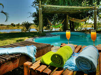 Thamalakane River Lodge: Liegestühle am Pool Thamalakane River Lodge: Liegestühle am Pool