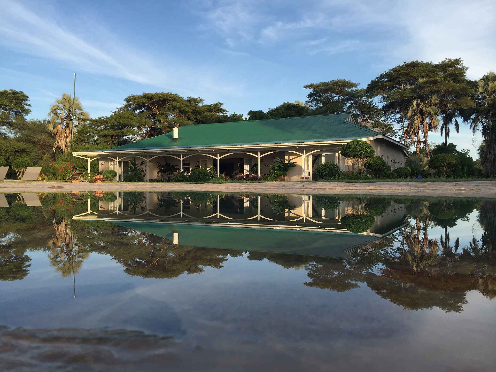 The River Farmhouse: Blick auf Farmhouse mit Reflektion im Wasser The River Farmhouse: Blick auf Farmhouse mit Reflektion im Wasser