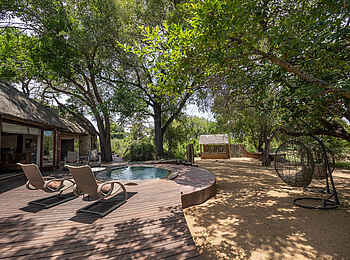 Tintswalo Safari Lodge: Die Baines Suite mit Garten