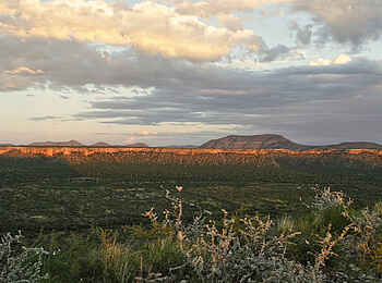 Vingerklip Lodge: Die Ugab Terrassen vom Tafelberg aus