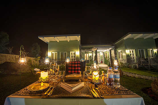 Amakoro Songa Lodge: Abendessen draußen Amakoro Songa Lodge: Abendessen draußen