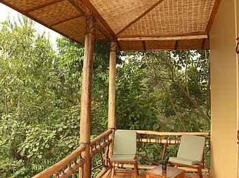 Ichumbi Gorilla Lodge: Veranda an einem Cottage