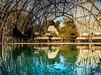 Jao Camp: Pool mit Sonnenliegen Jao Camp: Pool mit Sonnenliegen