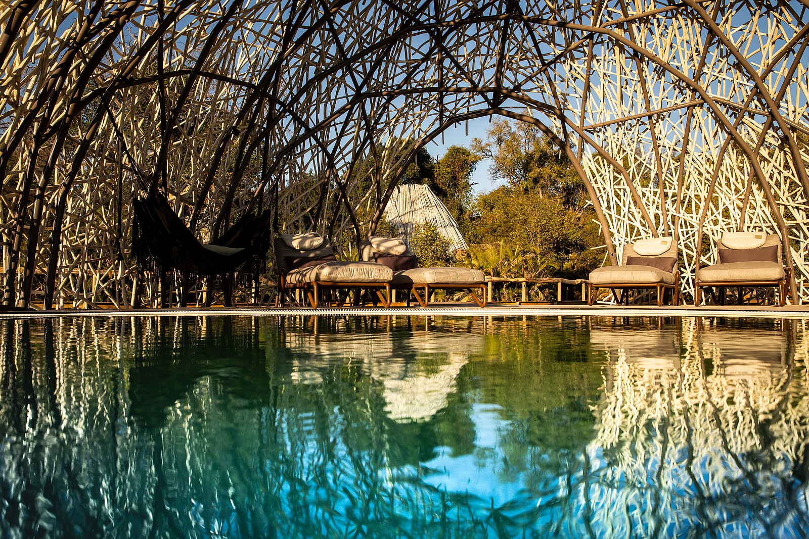 Jao Camp: Pool mit Sonnenliegen Jao Camp: Pool mit Sonnenliegen