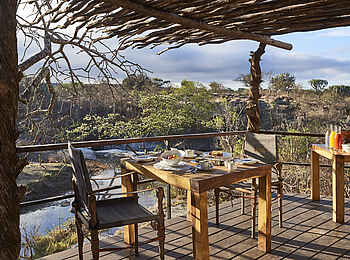 Legendary Mwiba Lodge: Frühstück mit Flussblick Legendary Mwiba Lodge: Frühstück mit Flussblick