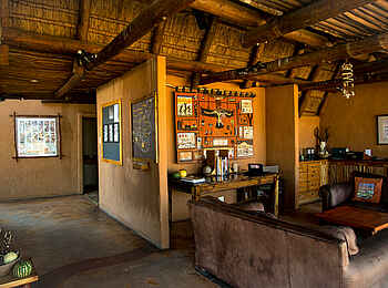 !Xaus Lodge: Sitzgruppe in der Lounge !Xaus Lodge: Sitzgruppe in der Lounge