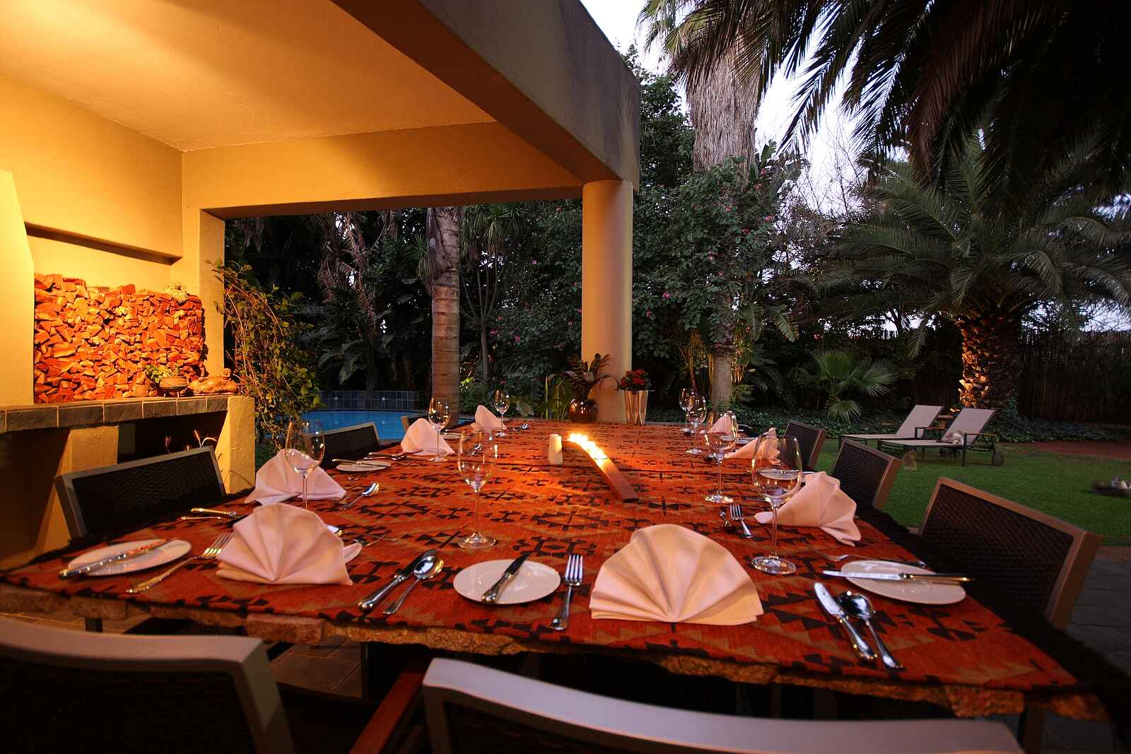 African Rock Hotels: Abendessen im Garten African Rock Hotels: Abendessen im Garten