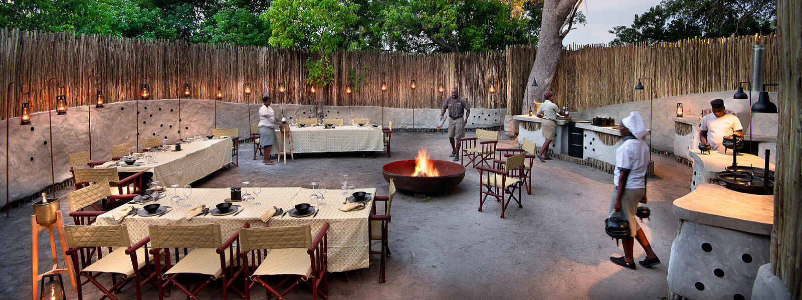 Khwai Leadwood: Speisedeck mit Lagerfeuer Khwai Leadwood: Speisedeck mit Lagerfeuer