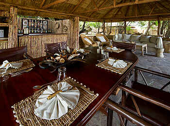 Kuyenda Bushcamp: Lounge und Speisesaal