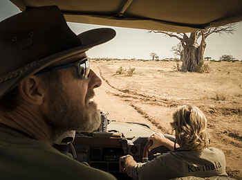 Kwihala Camp: Safarifahrzeug auf Tour