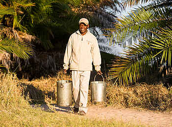 Mukambi Busanga Plains Camp: Wasser holen Mukambi Busanga Plains Camp: Wasser holen