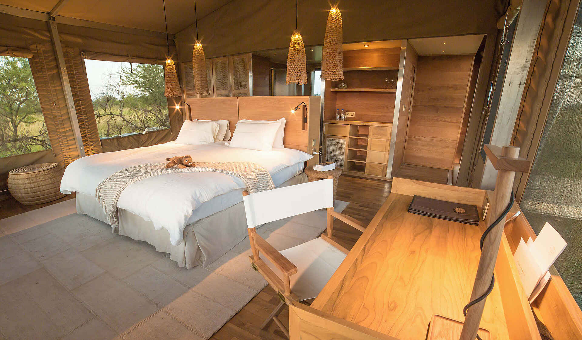 Roving Bushtops Camp: Doppelbett und Schreibtisch bushtops camps, roving bushtops camp, serengeti nationalpark, tansania, doppelbett, schreibtisch, afrikarma, afrikarma safaris, afrikarma safaris - wildnis. hautnah., afrikarma.de