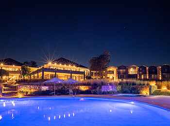Salt of Akagera Lodge: Poollandschaft bei Nacht